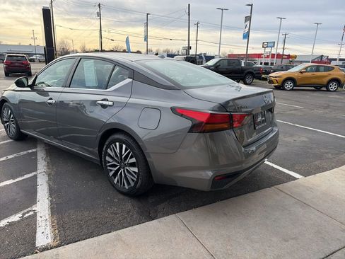 Used 2024 Nissan Altima 2.5 SV image 6