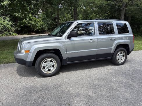 Used 2016 Jeep Patriot Sport w/ Power Value Group AWD/4WD image 2
