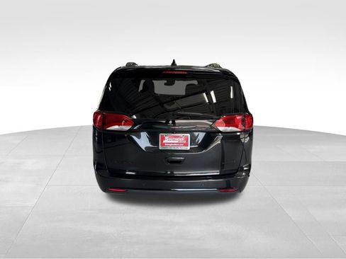 Used 2020 Chrysler Pacifica Limited w/ Quick Order Package 27H Red S FWD image 4