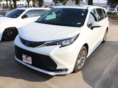 Used 2021 Toyota Sienna XLE image 3