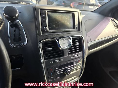 Used 2014 Chrysler Town & Country S FWD image 10