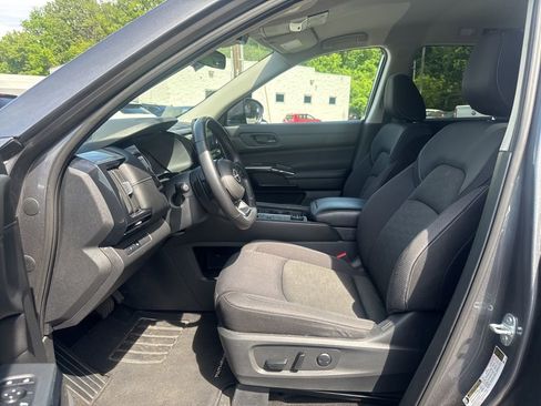 Used 2024 Nissan Pathfinder SV AWD/4WD image 16