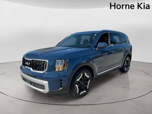 Certified 2024 Kia Telluride EX w/ EX Captain's Chair Package FWD image 7