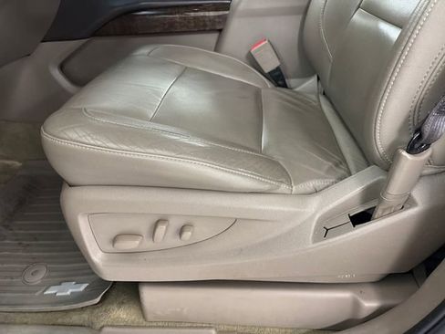 Used 2017 Chevrolet Suburban LT w/ Luxury Package image 12