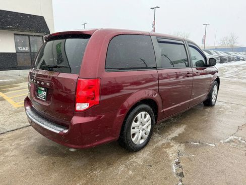 Used 2018 Dodge Grand Caravan SE w/ UConnect Hands-Free Group image 16