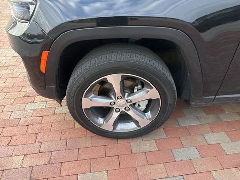 Used 2023 Jeep Grand Cherokee Limited w/ Luxury Tech Group II image 2