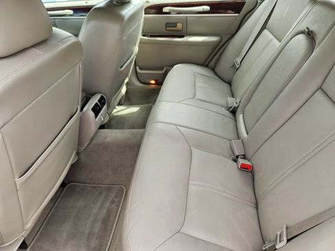 Used 2006 Lincoln Town Car Signature Limited RWD image 32