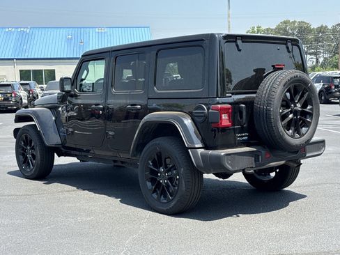 Used 2025 Jeep Wrangler Unlimited Sahara w/ Safety Group AWD/4WD image 23