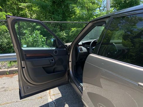 Certified 2024 Land Rover Discovery Dynamic SE image 9