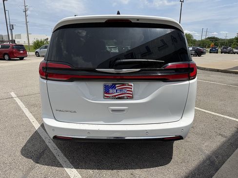 Used 2023 Chrysler Pacifica Touring-L FWD image 4
