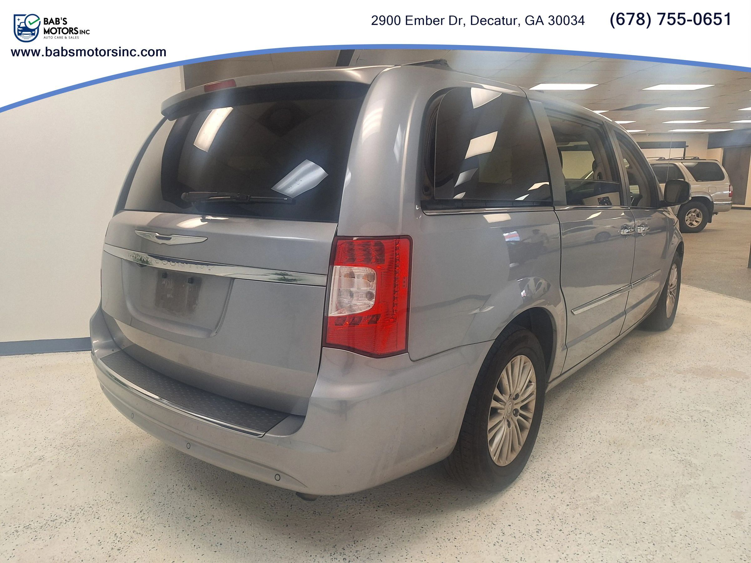 Used 2015 Chrysler Town & Country Touring-L w/ Driver Convenience Group FWD image 5