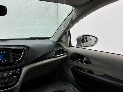 Used 2020 Chrysler Pacifica Touring-L FWD image 27