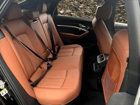 Used 2022 Audi e-tron Premium Plus w/ Premium Plus Package image 26