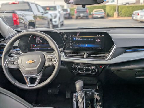 Certified 2025 Chevrolet Trax LT w/ LT Convenience Package image 19