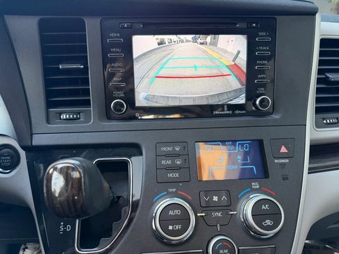 Used 2020 Toyota Sienna XLE w/ XLE Navigation Package FWD image 28