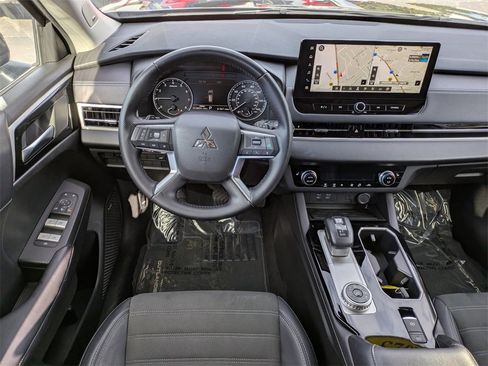 Used 2025 Mitsubishi Outlander SE image 17