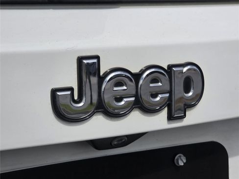 Used 2017 Jeep Renegade Latitude FWD image 30