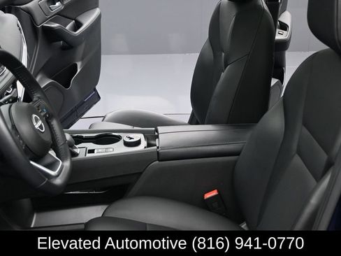 Used 2024 Nissan Rogue SV w/ SV Premium Package AWD/4WD image 16