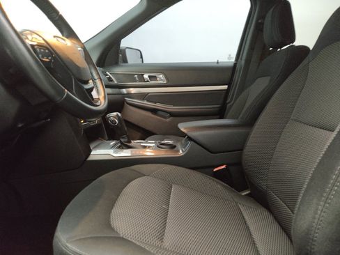 Used 2018 Ford Explorer XLT w/ Equipment Group 201A FWD image 17