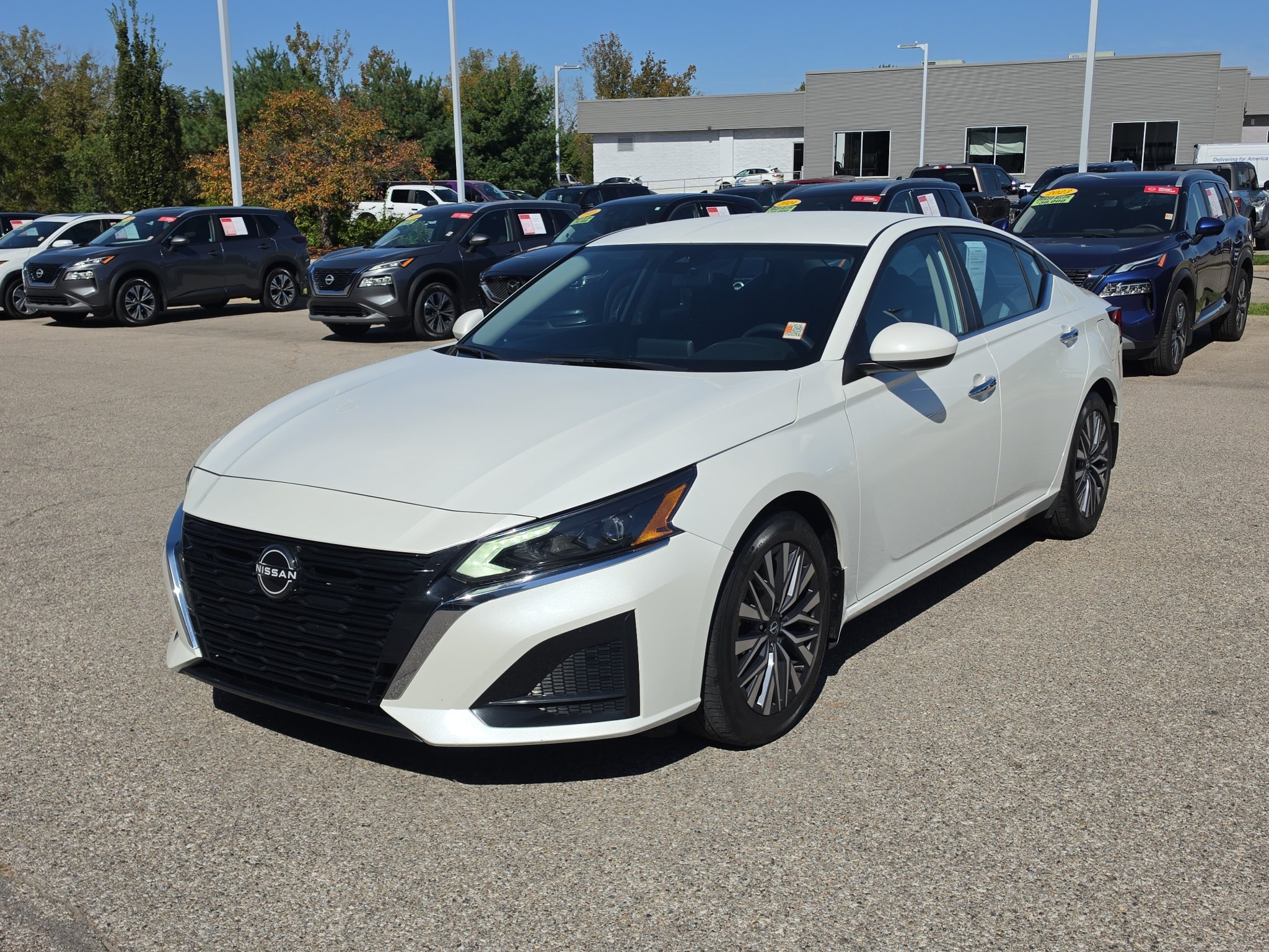 Used 2023 Nissan Altima 2.5 SV FWD image 3