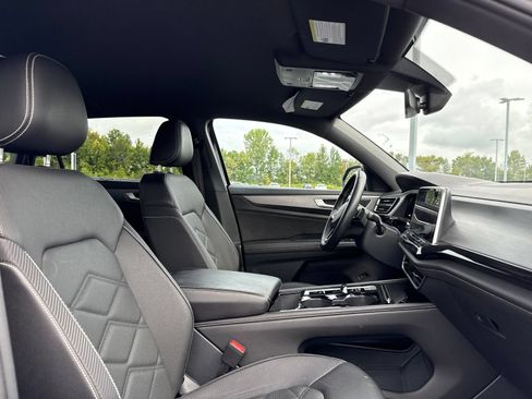 Used 2025 Volkswagen Atlas Cross Sport SE FWD image 13