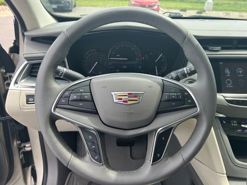Used 2017 Cadillac XT5 Luxury w/ Driver Awareness Package AWD/4WD image 28