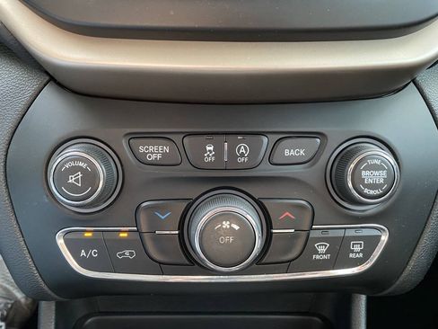 Used 2016 Jeep Cherokee Latitude w/ Cold Weather Group AWD/4WD image 29
