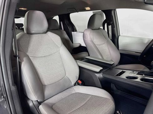 Used 2025 Toyota Sienna LE AWD/4WD image 26