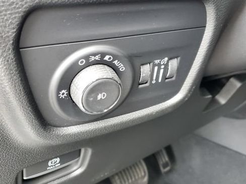 Certified 2023 Jeep Grand Cherokee Limited w/ Black Appearance Package AWD/4WD image 11