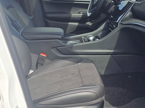 New 2025 Jeep Grand Cherokee Altitude image 24