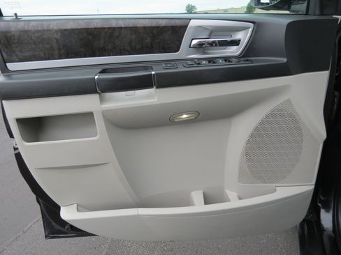 Used 2010 Dodge Grand Caravan SXT w/ Trailer Tow Group FWD image 21