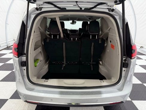 Used 2024 Chrysler Pacifica Touring-L image 4