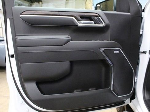 New 2026 GMC Sierra 1500 SLT image 17