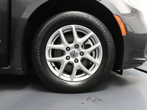 Used 2021 Chrysler Pacifica Touring-L image 16