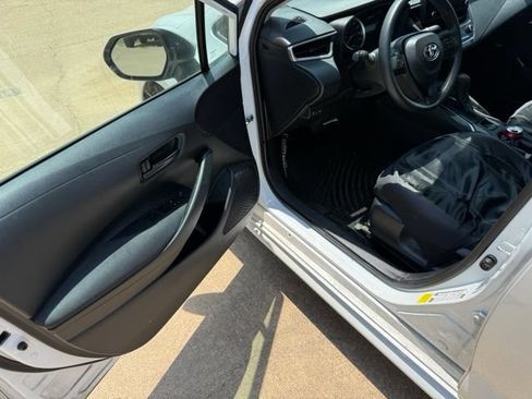 Used 2022 Toyota Corolla LE w/ LE Convenience Package FWD image 3