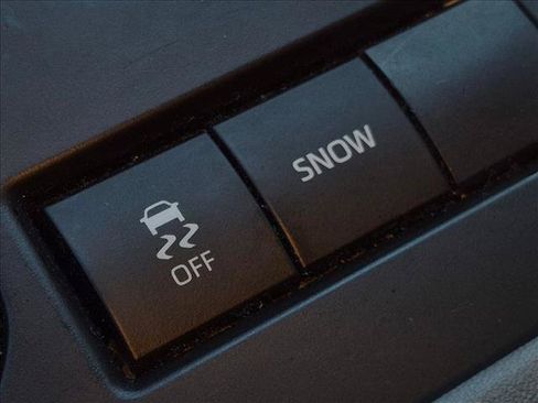 Used 2022 Toyota Highlander LE FWD image 14