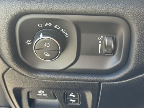 Used 2023 RAM 1500 Big Horn AWD/4WD image 25