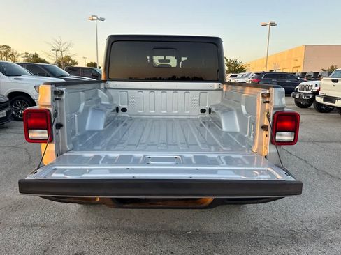 Used 2023 Jeep Gladiator Sport AWD/4WD image 12