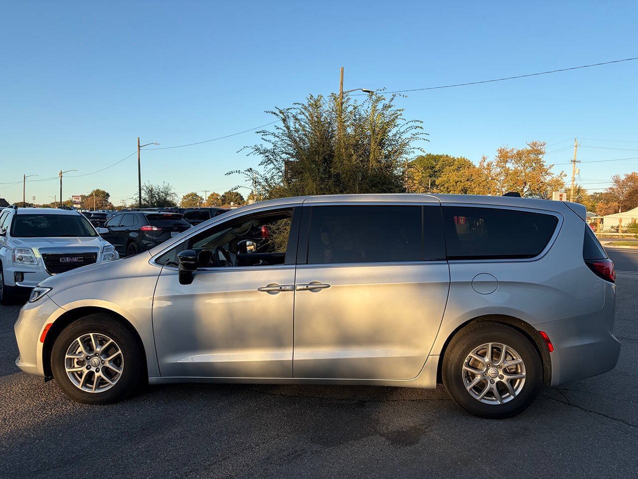 Used 2026 Chrysler Pacifica Select FWD image 8