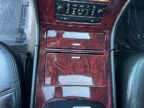 Used 2011 Cadillac Escalade Premium image 18