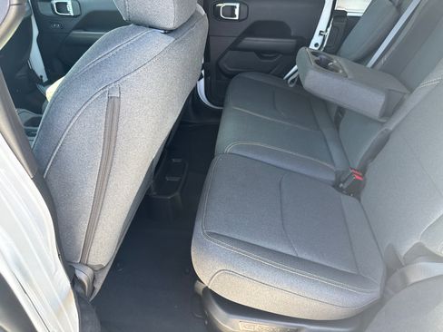 Used 2025 Jeep Wrangler Sahara image 20