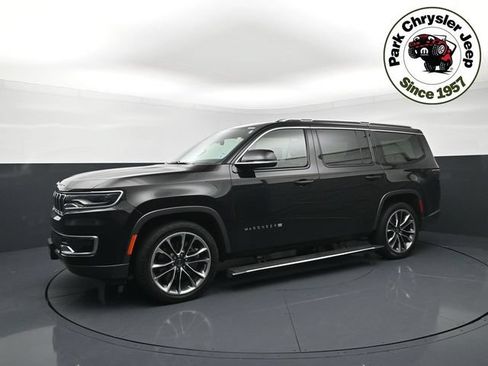 Used 2022 Jeep Wagoneer Series III w/ Premium Group I AWD/4WD image 2