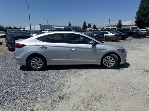 Used 2017 Hyundai Elantra SE FWD image 4