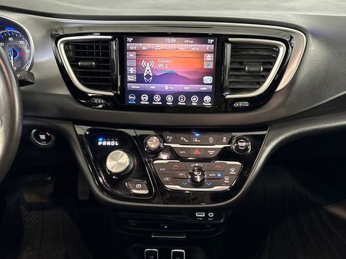 Used 2020 Chrysler Pacifica Touring w/ Advanced Safetytec Group image 23