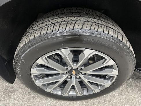 Used 2025 Chevrolet Suburban High Country image 17