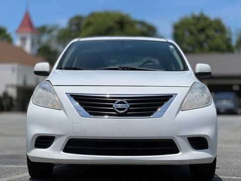 Used 2014 Nissan Versa SV FWD image 2