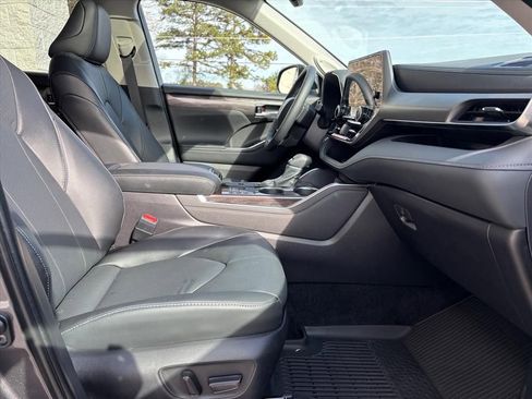 Used 2025 Toyota Highlander Limited image 14
