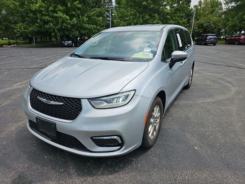 Used 2023 Chrysler Pacifica Touring-L FWD image 2