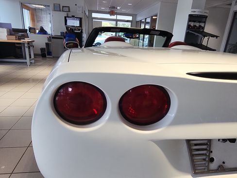 Used 2009 Chevrolet Corvette Convertible w/ Preferred Equipment Group RWD image 10