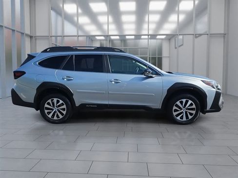 Used 2024 Subaru Outback Premium AWD/4WD image 2